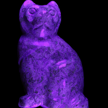 Fossil rock hand-carved Cat 76*48*124mm 407g in UV light - Rocks and Things Store