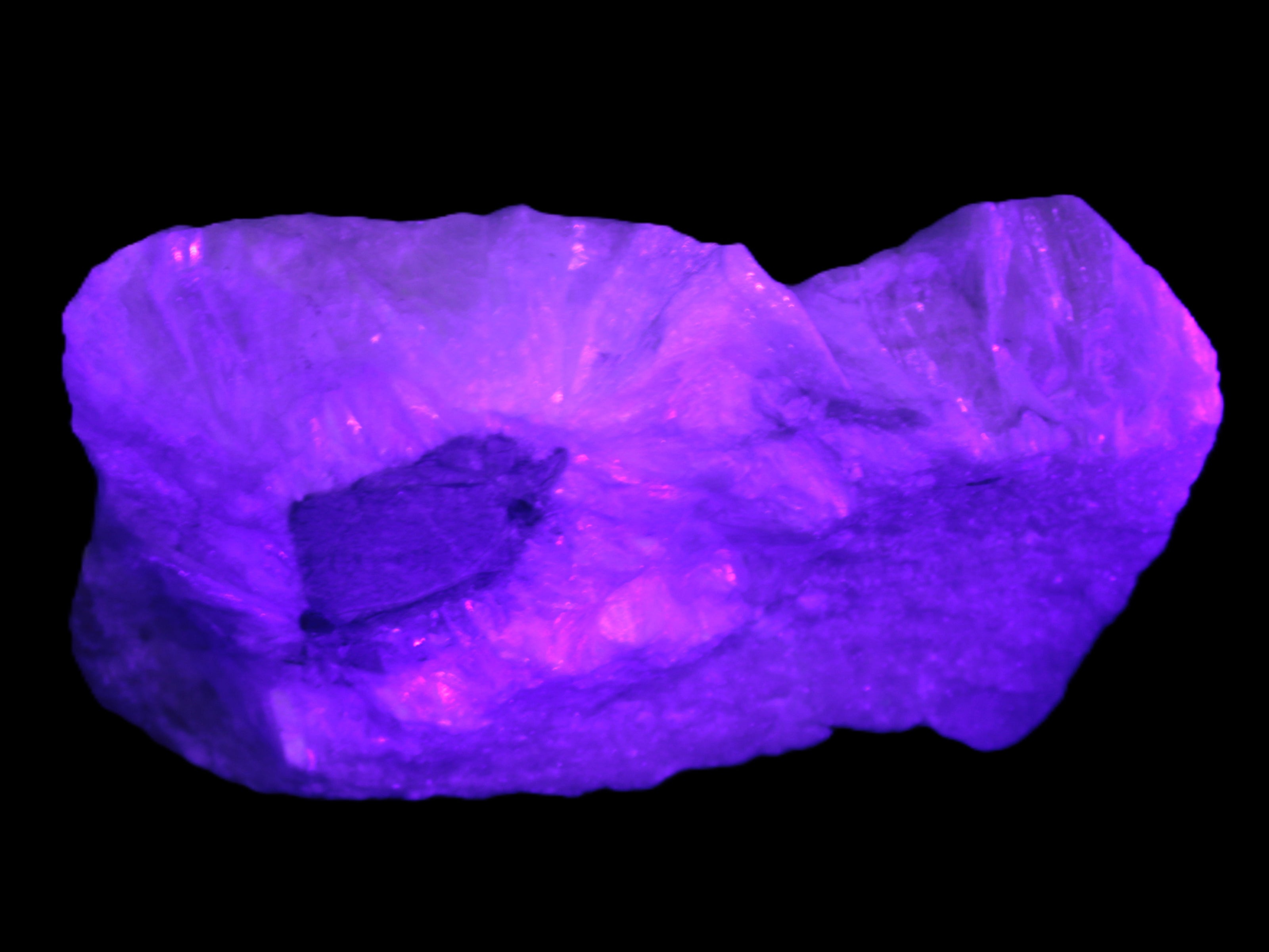 Calcite cluster 1345g in UV light