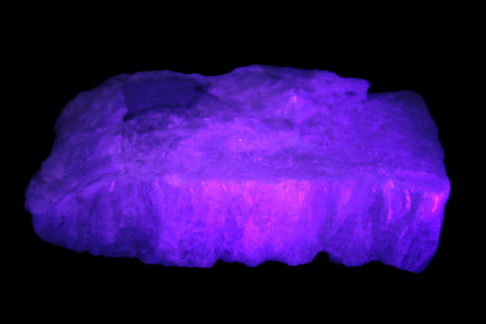 Calcite cluster 1345g in UV light