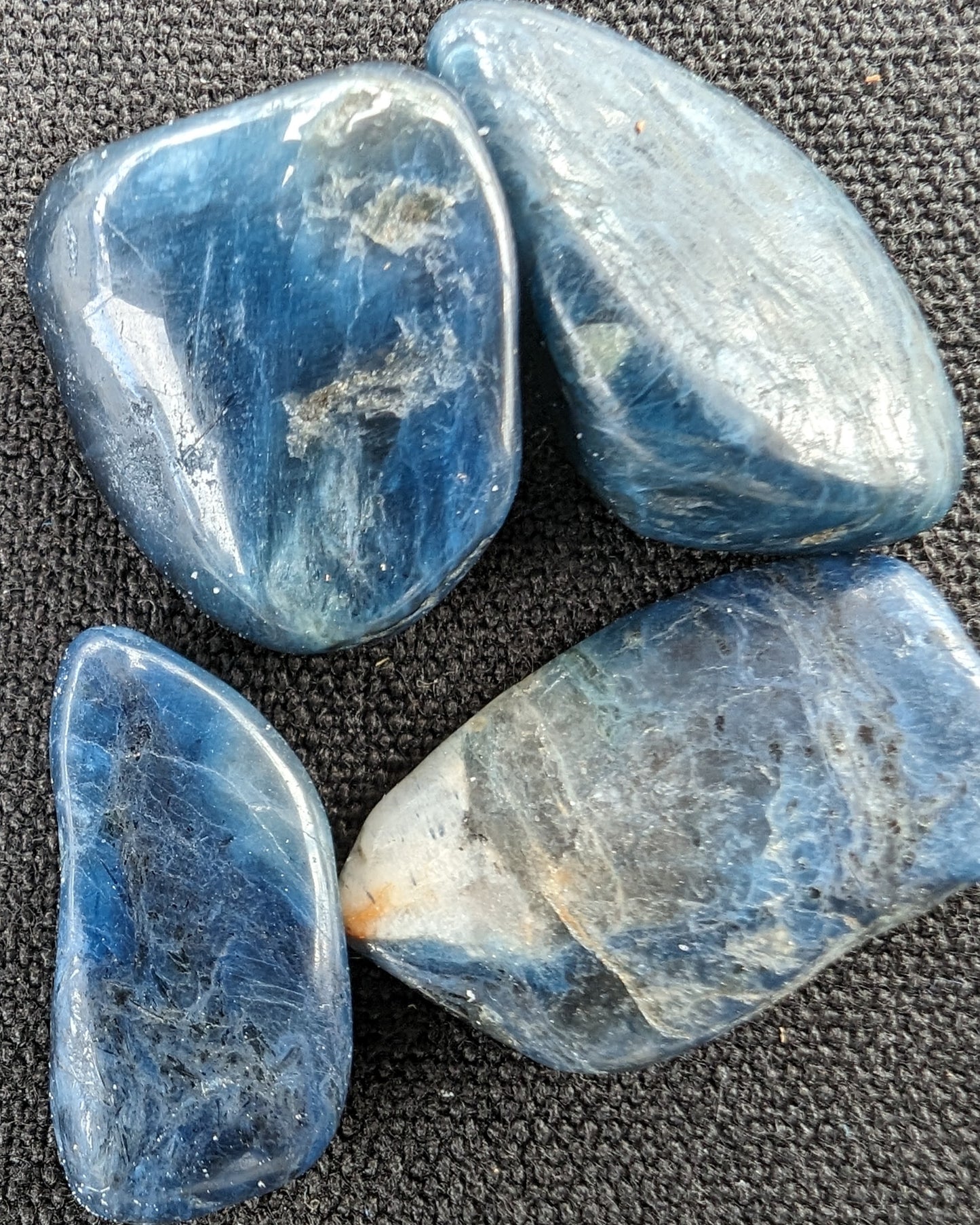 Kyanite gravel, 4/5 tumbled stones 8-11g