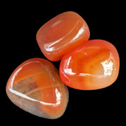 Red Agate 3/4 tumbled tiny stones 7-10g in sunlight - Rocks and Things Store