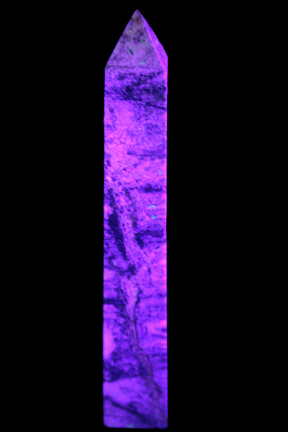 Purple Fluorite obelisk 515g in UV light