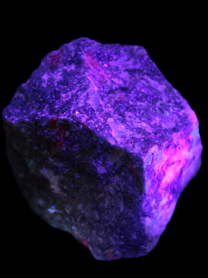 Natural Ruby Zoisite 418g in UV light