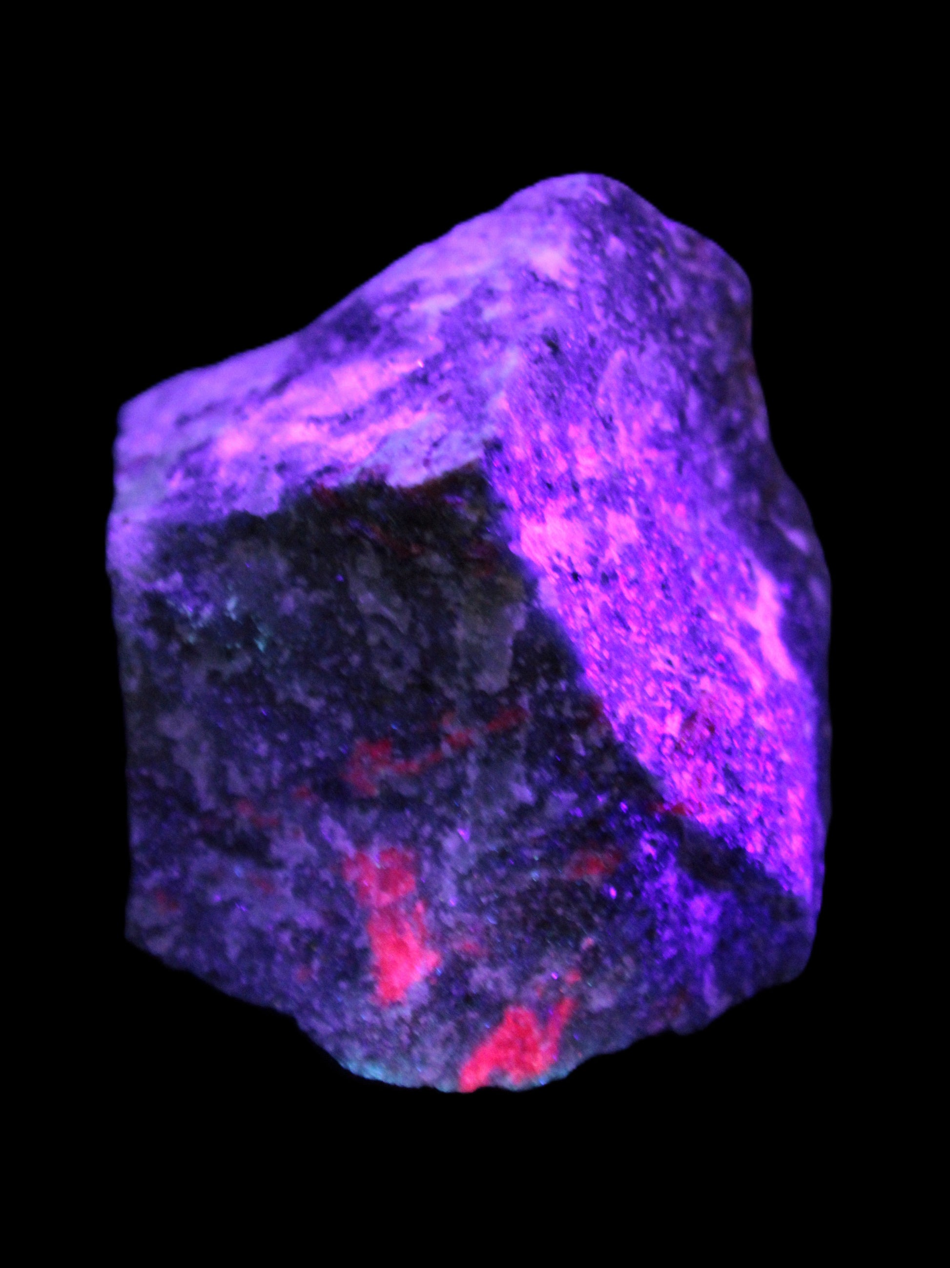 Natural Ruby Zoisite 418g in UV light