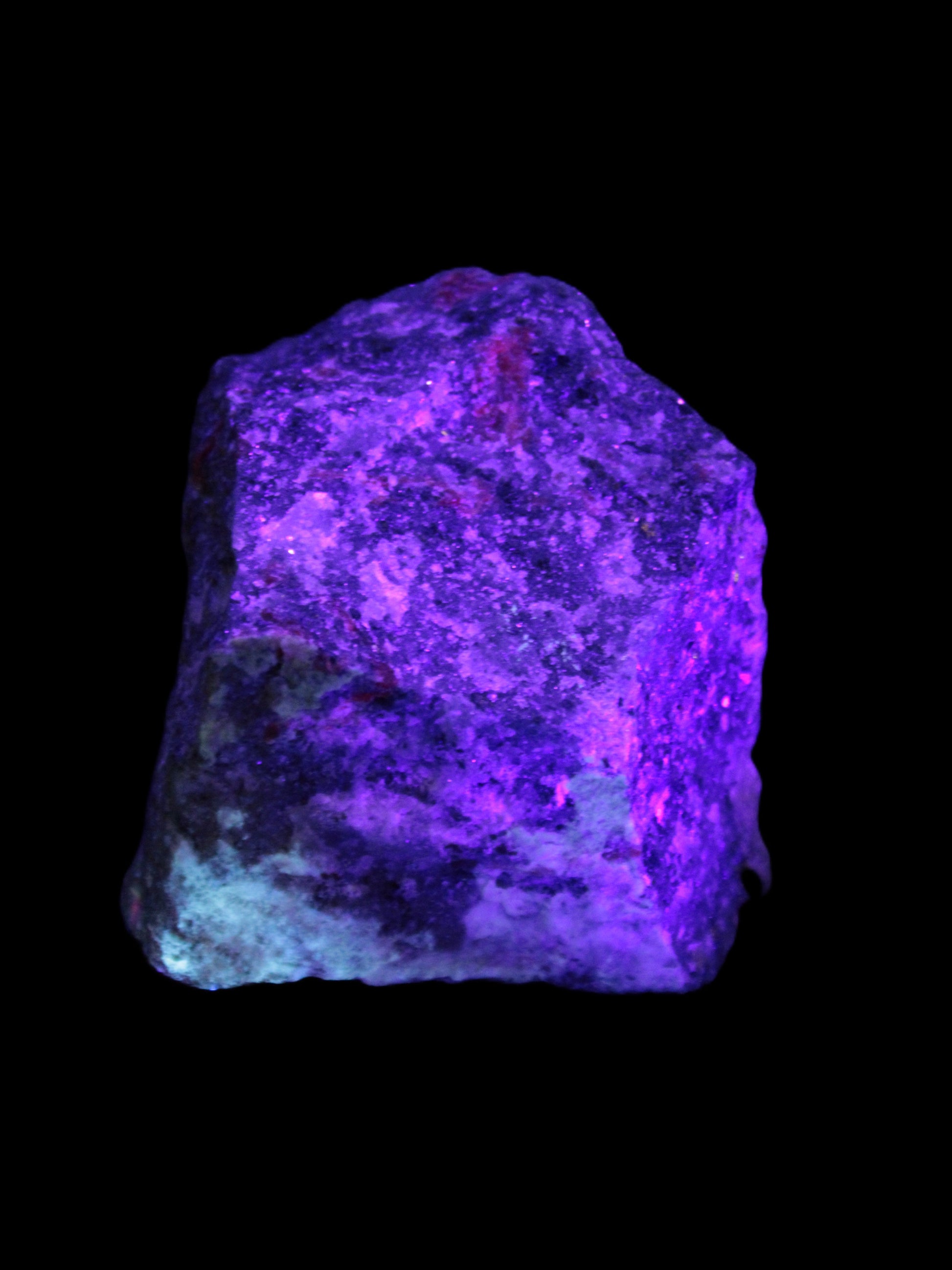 Natural Ruby Zoisite 418g in UV light