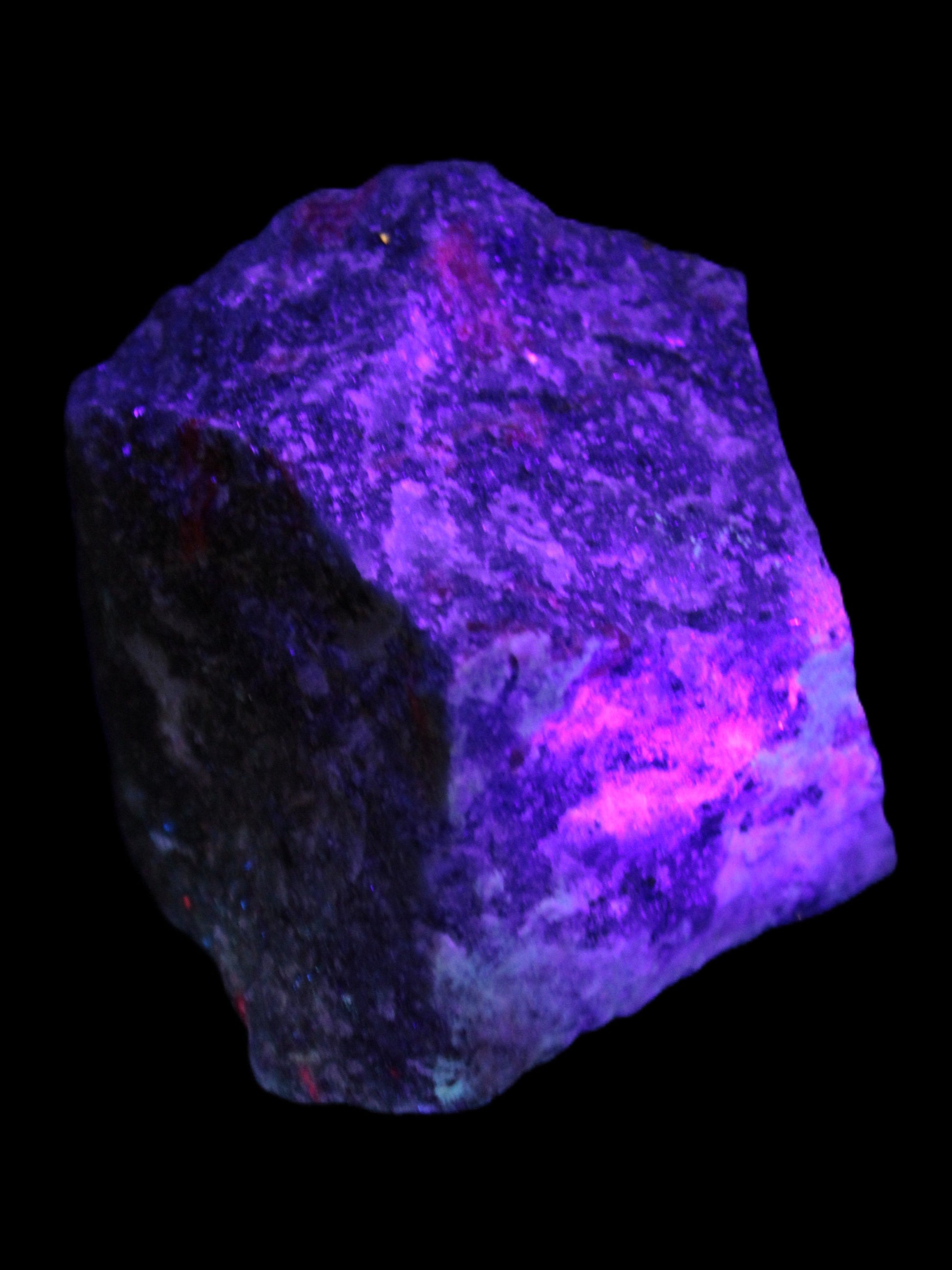 Natural Ruby Zoisite 418g in UV light