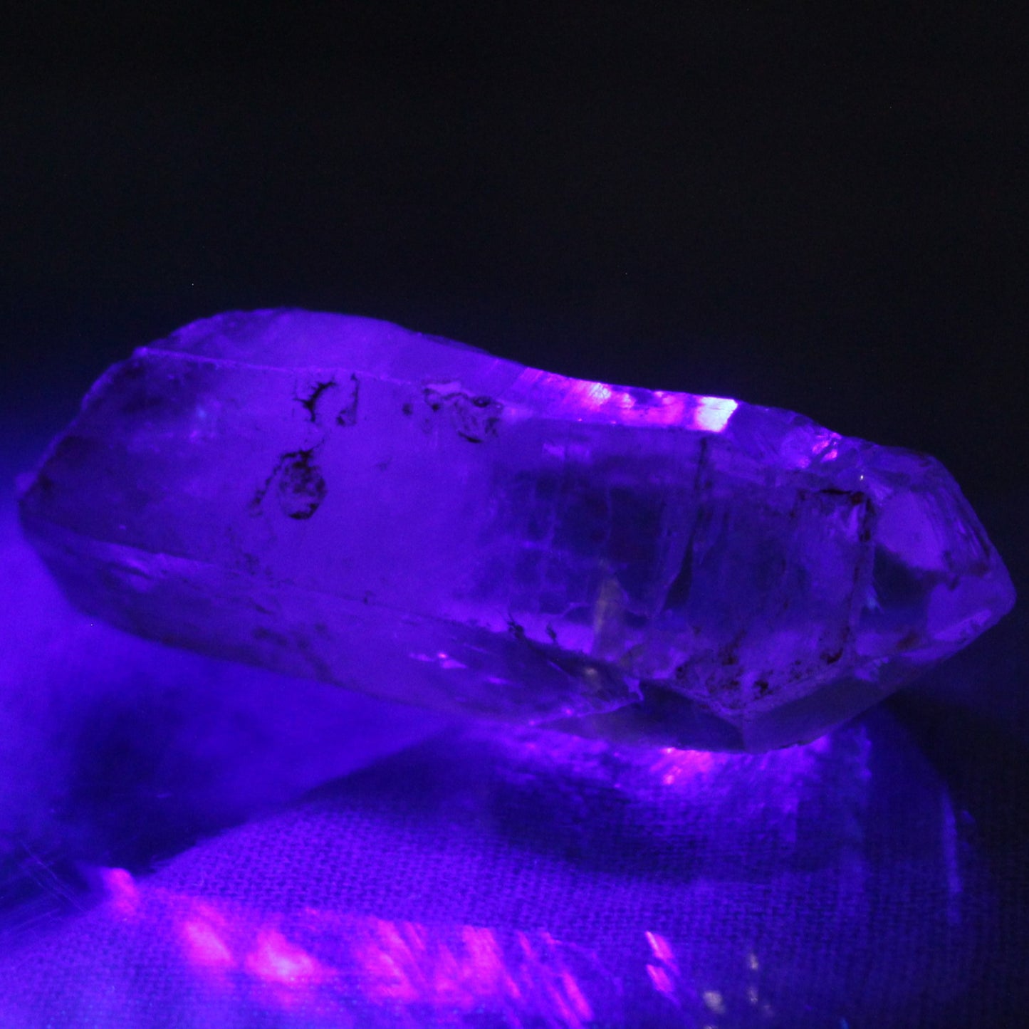 Fenster Diamond Quartz with petroleum fluorescence 41-48mm 12-18g