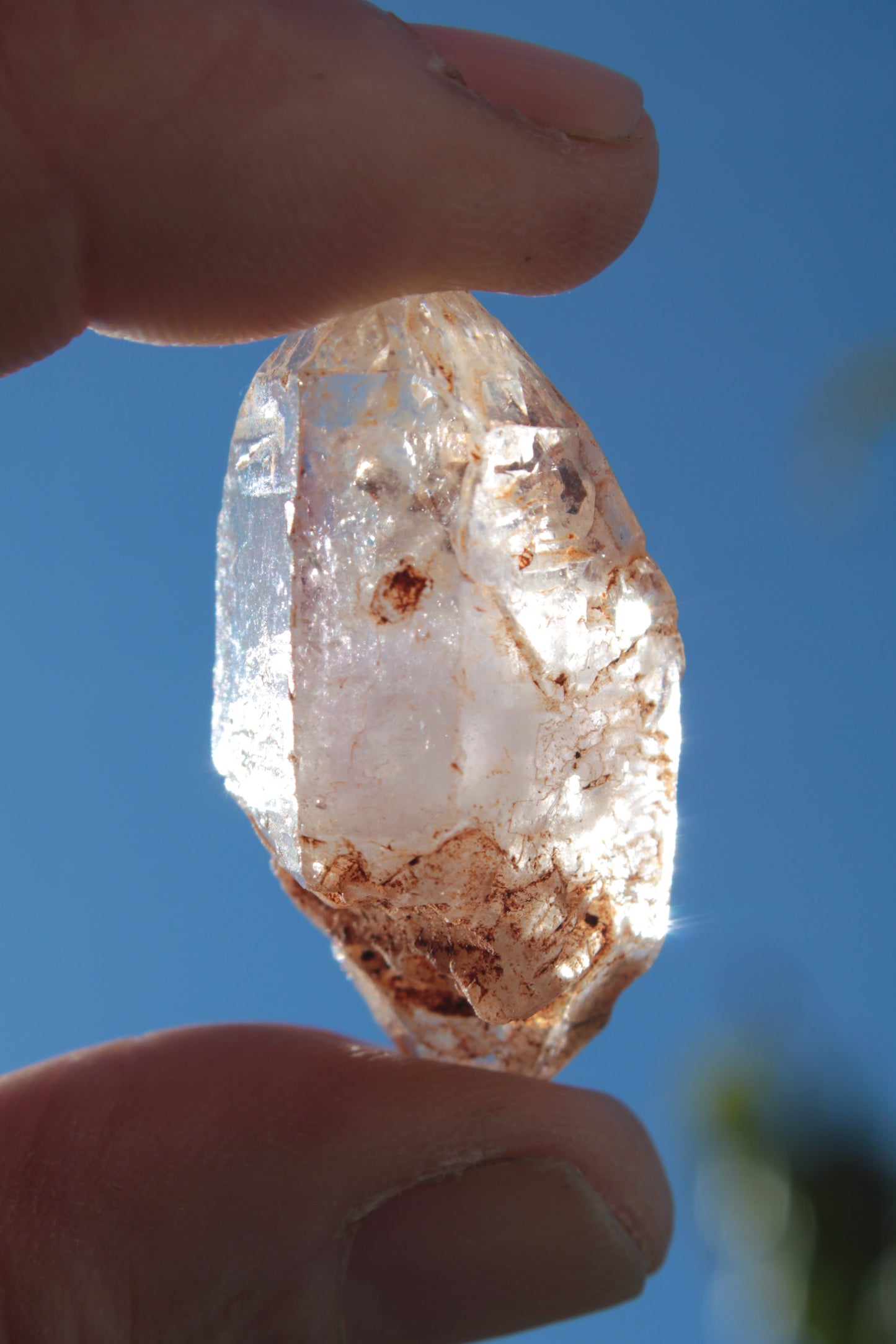 Fenster Diamond Quartz with petroleum fluorescence 41-48mm 12-18g Rocks and Things