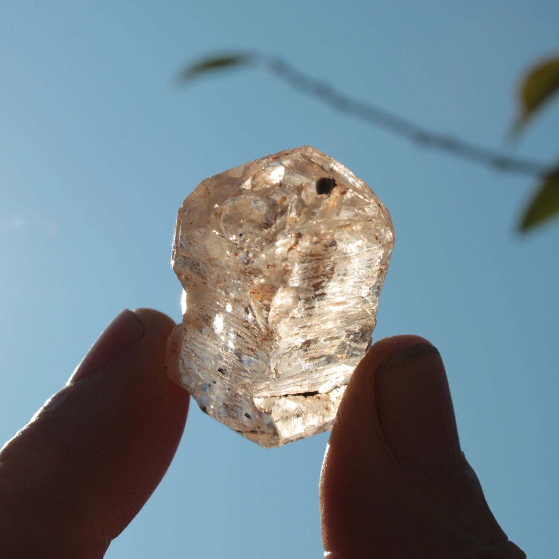 Fenster Diamond Quartz with petroleum fluorescence 41-48mm 12-18g Rocks and Things