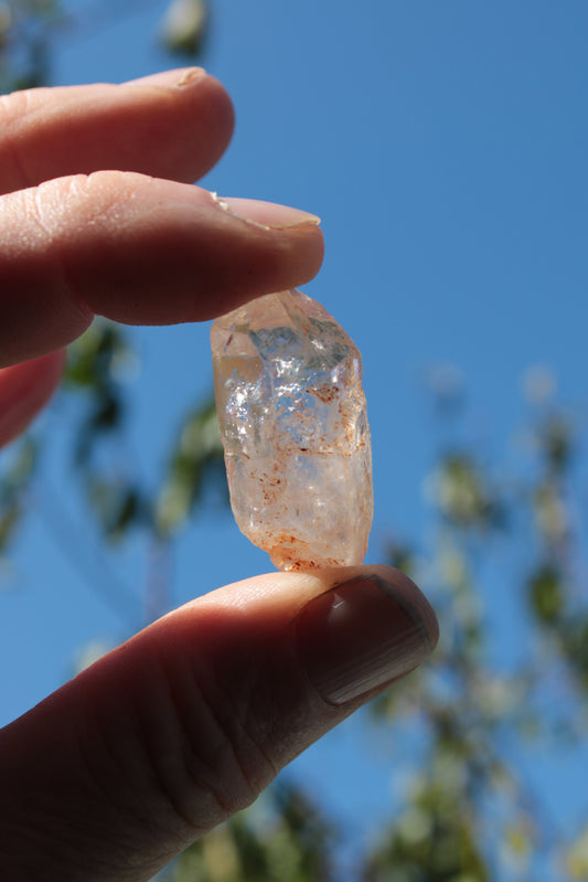 Fenster Diamond Quartz with petroleum fluorescence 30-35mm 10-12g Rocks and Things