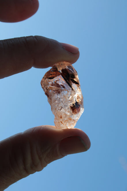 Fenster Diamond Quartz with petroleum fluorescence 30-35mm 10-12g Rocks and Things