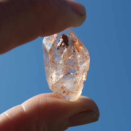 Fenster Diamond Quartz with petroleum fluorescence 30-35mm 10-12g Rocks and Things