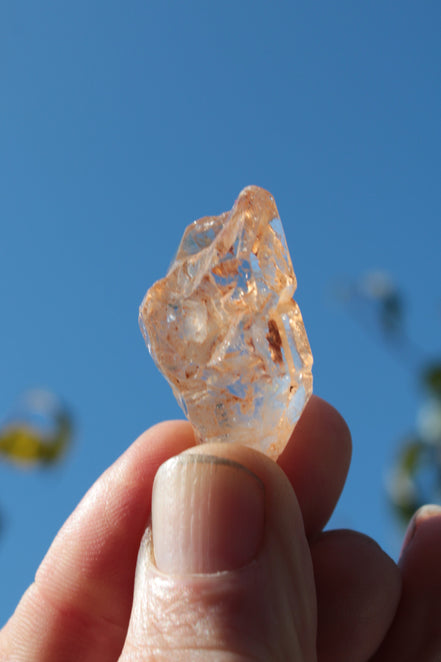 Fenster Diamond Quartz with petroleum fluorescence 30-35mm 10-12g Rocks and Things