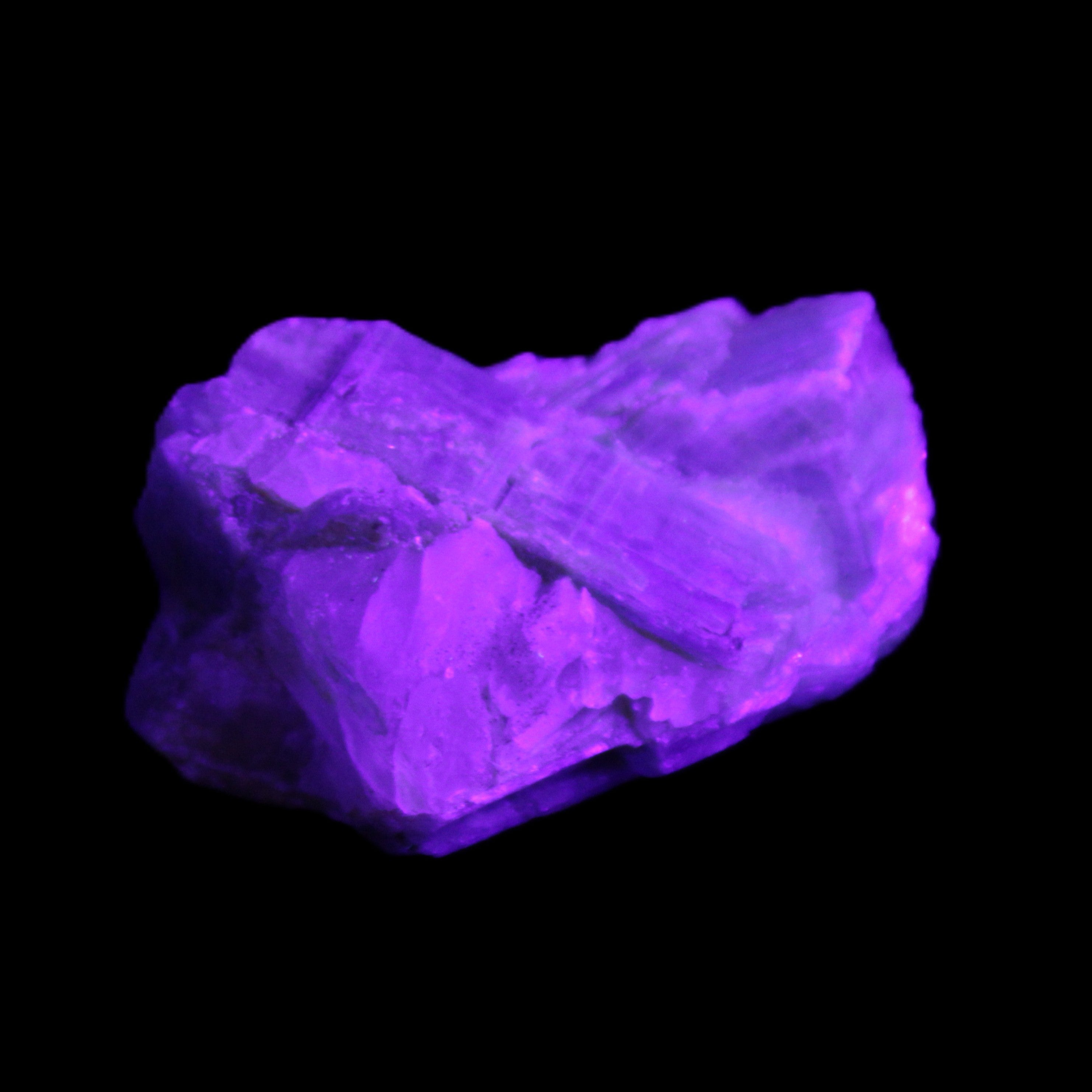 Kyanite 42g in UV light - Rocks and Things Store