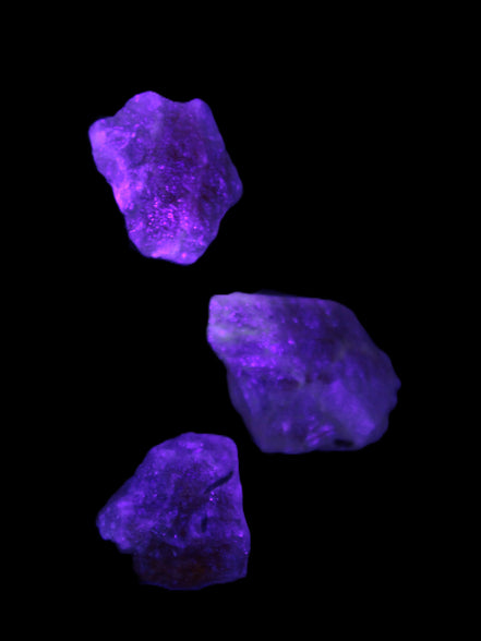 Strawberry Quartz from Arusha, Tanzania 2/3 crystal 8-13g in UV light - Rocks and Things Store