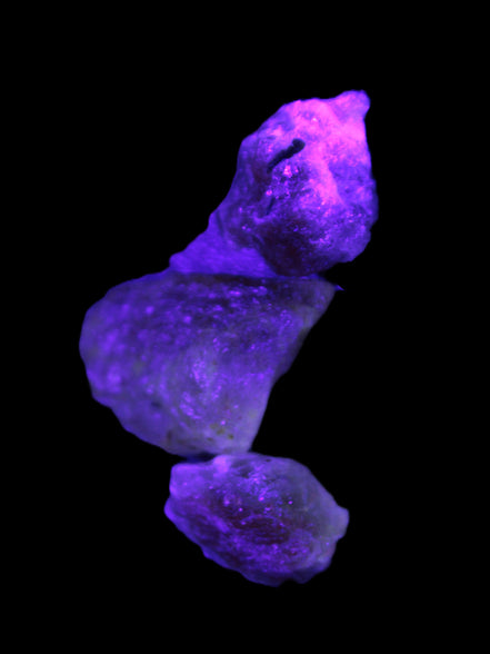 Strawberry Quartz from Arusha, Tanzania 2/3 crystal 8-13g in UV light - Rocks and Things Store