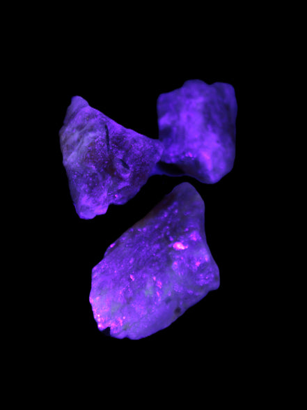 Strawberry Quartz from Arusha, Tanzania 2/3 crystal 8-13g in UV light - Rocks and Things Store
