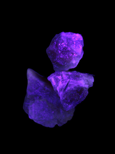 Strawberry Quartz from Arusha, Tanzania 2/3 crystal 8-13g in UV light - Rocks and Things Store