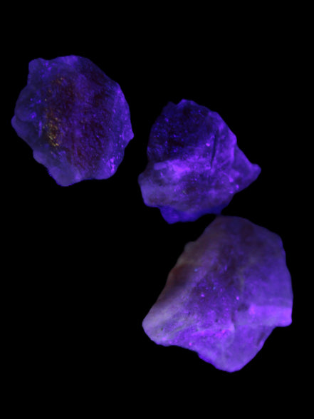 Strawberry Quartz from Arusha, Tanzania 2/3 crystal 8-13g in UV light - Rocks and Things Store