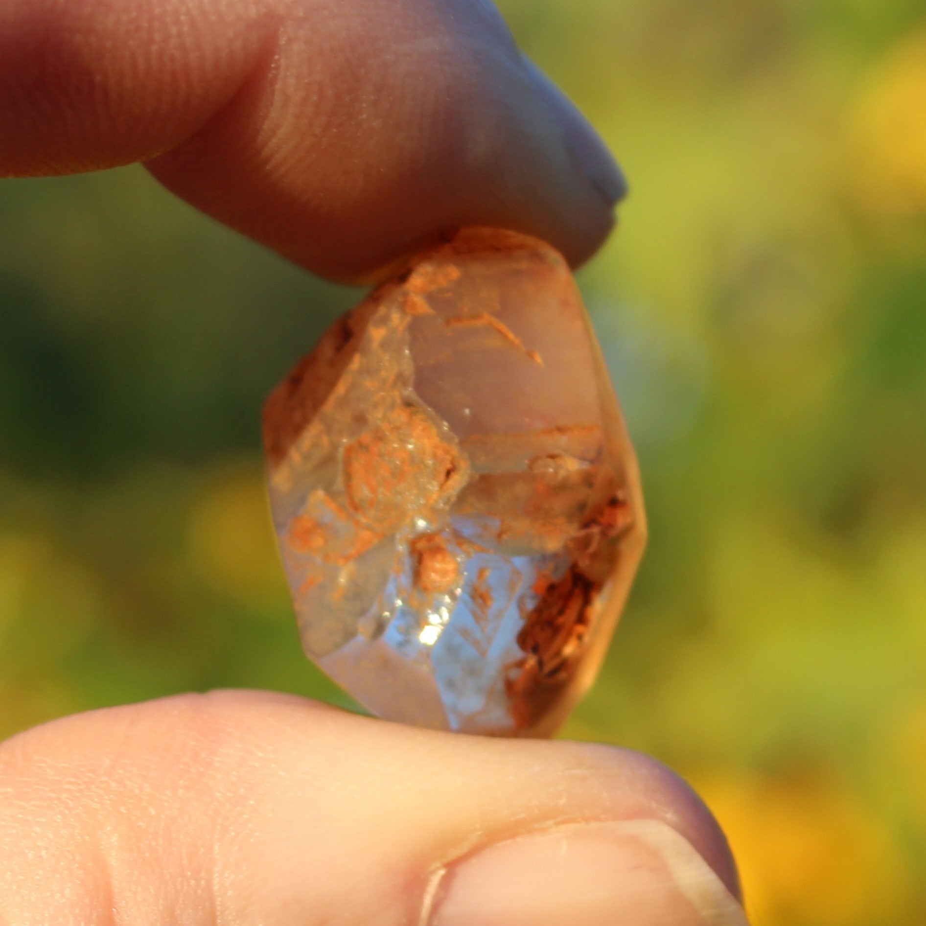 Fenster Diamond Quartz with petroleum fluorescence 25-29mm 3-6g Rocks and Things
