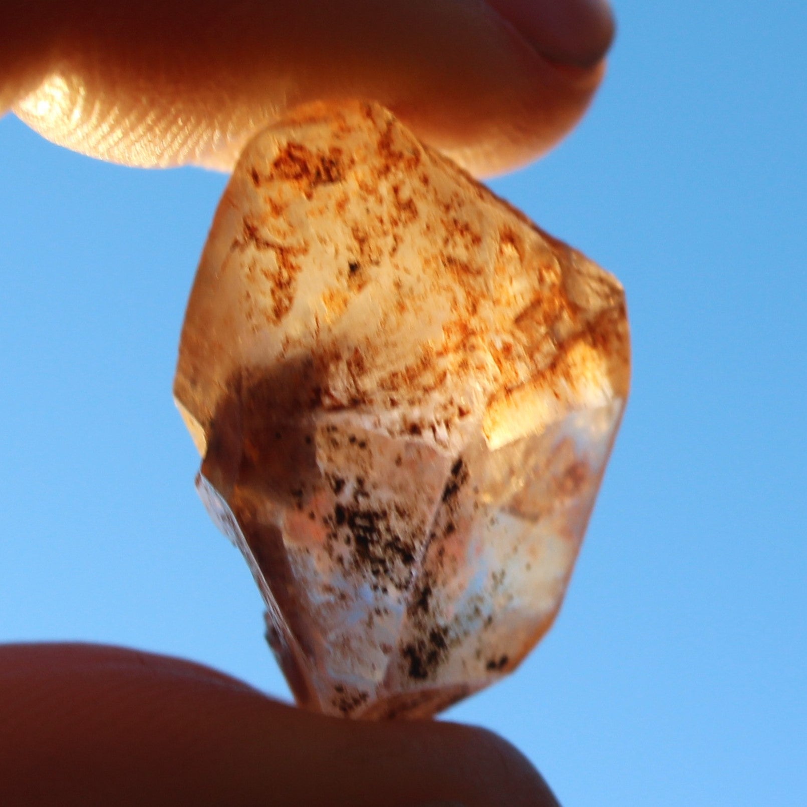 Fenster Diamond Quartz with petroleum fluorescence 25-29mm 3-6g Rocks and Things