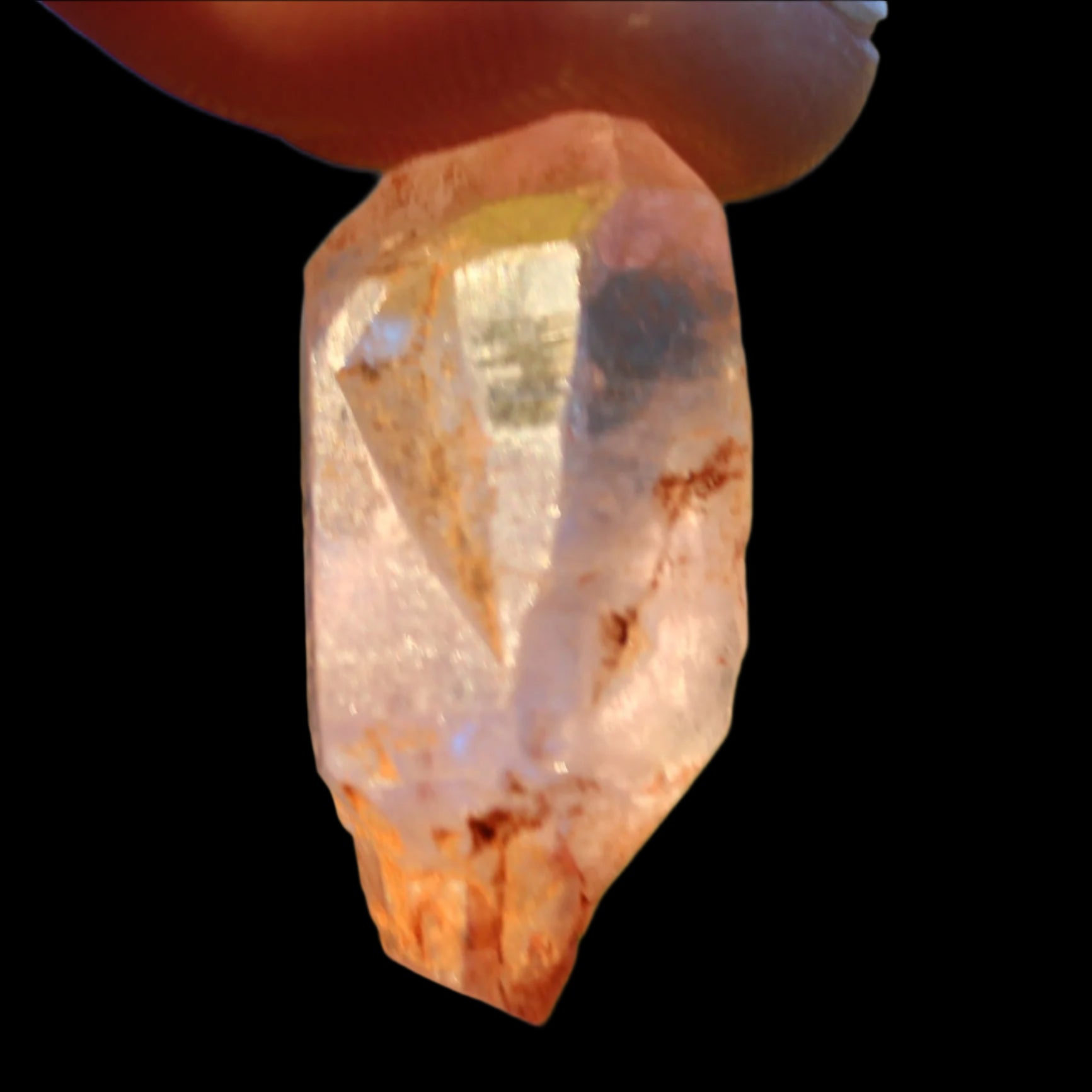 Fenster Diamond Quartz with petroleum fluorescence 25-29mm 3-6g in sunlight - Rocks and Things Store