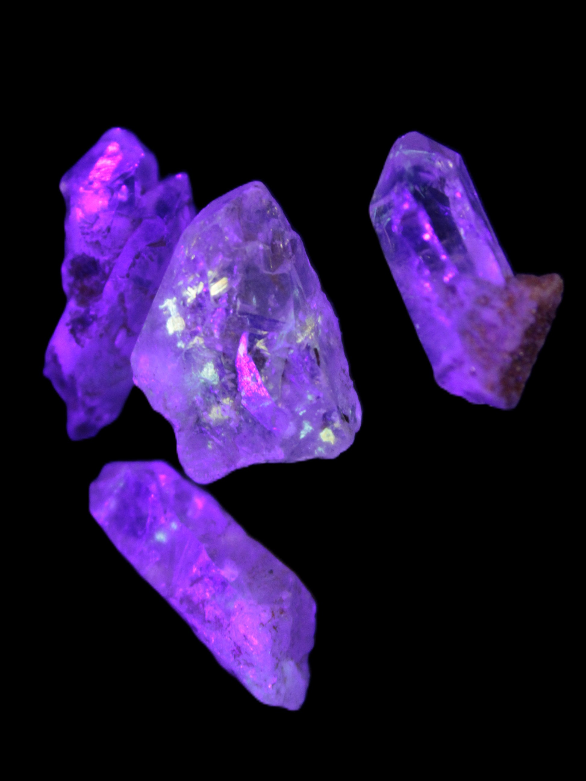 Fenster Quartz with fluorescence 4/5 crystals 5-8g in UV light