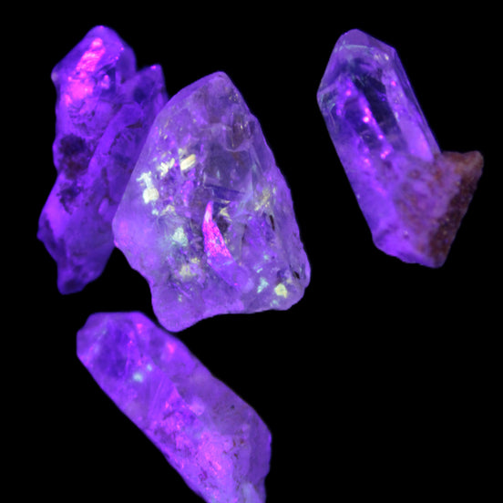 Fenster Quartz with fluorescence 4/5 crystals 5-8g in UV light