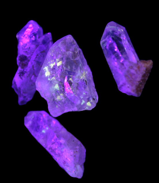 Fenster Quartz with fluorescence 4/5 crystals 5-8g in UV light