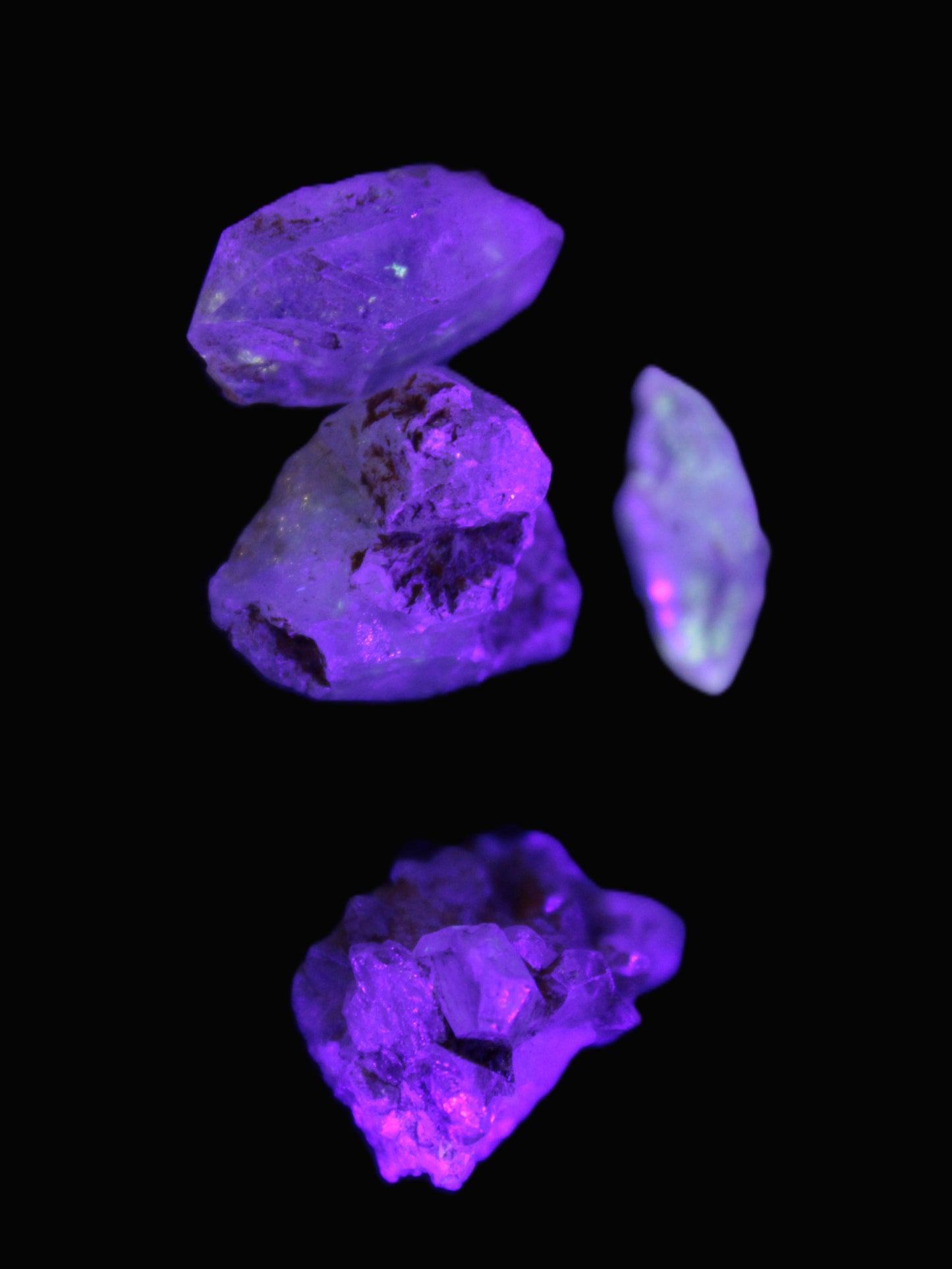 Fenster Quartz with fluorescence 4/5 crystals 5-8g in UV light