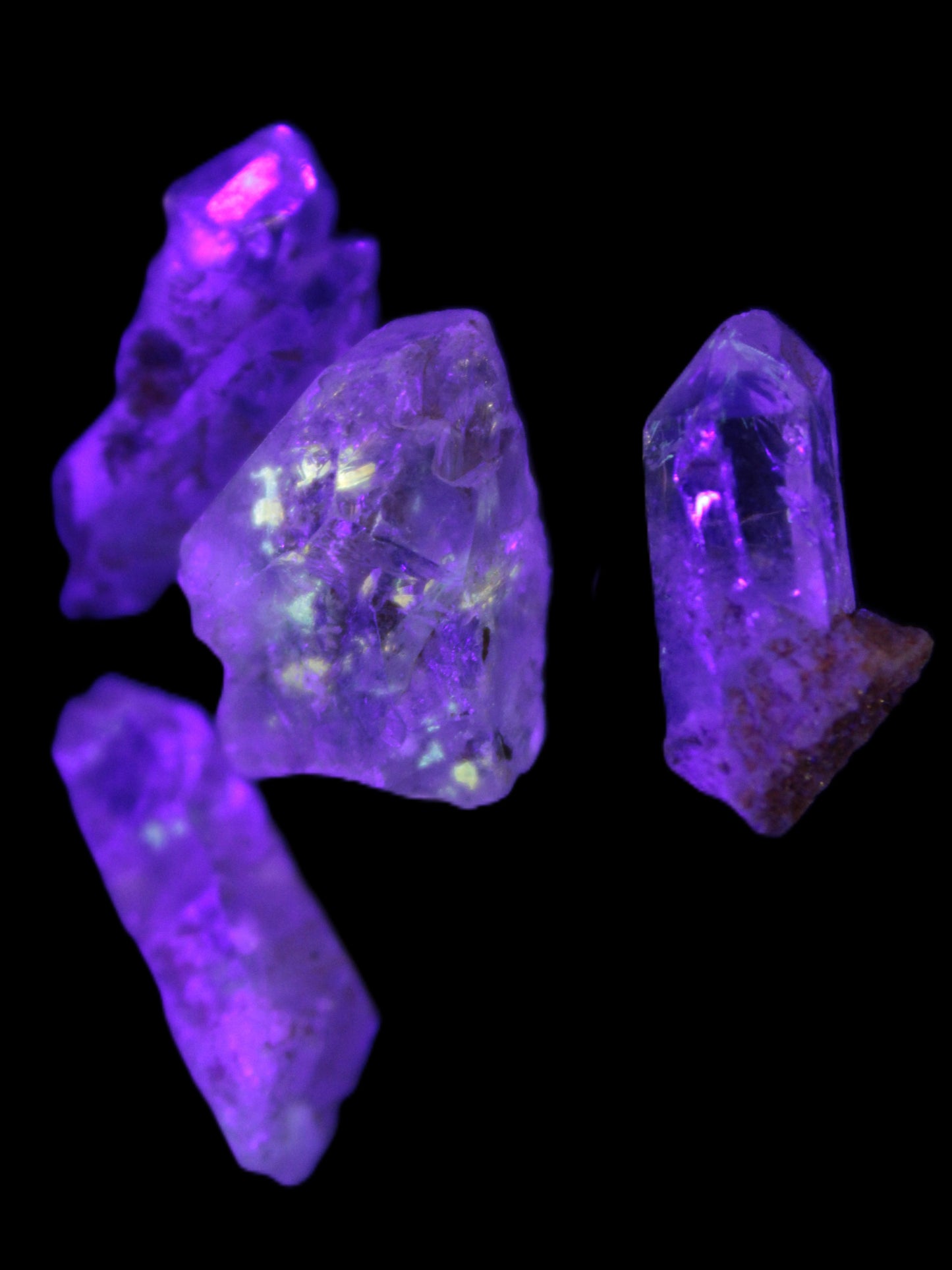 Fenster Quartz with fluorescence 4/5 crystals 5-8g in UV light