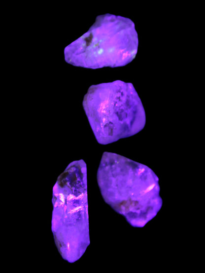 Fenster Quartz with fluorescence 4/5 crystals 5-8g in UV light