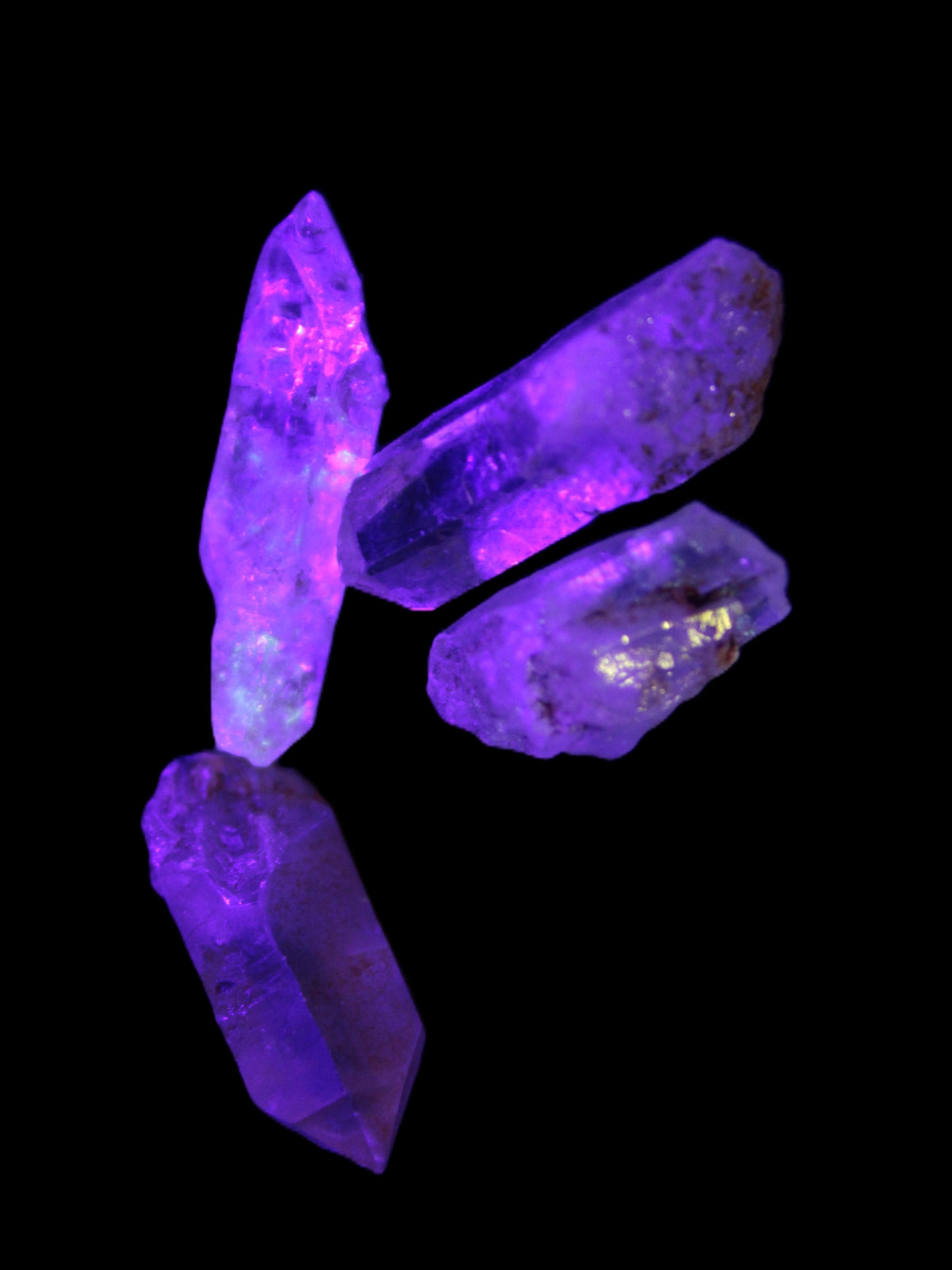 Fenster Quartz with fluorescence 4/5 crystals 5-8g in UV light