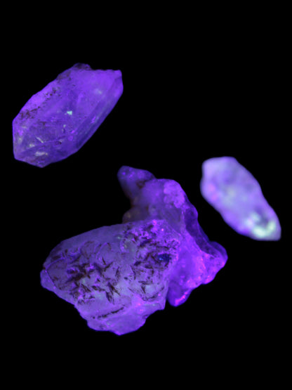 Fenster Quartz with fluorescence 4/5 crystals 5-8g in UV light