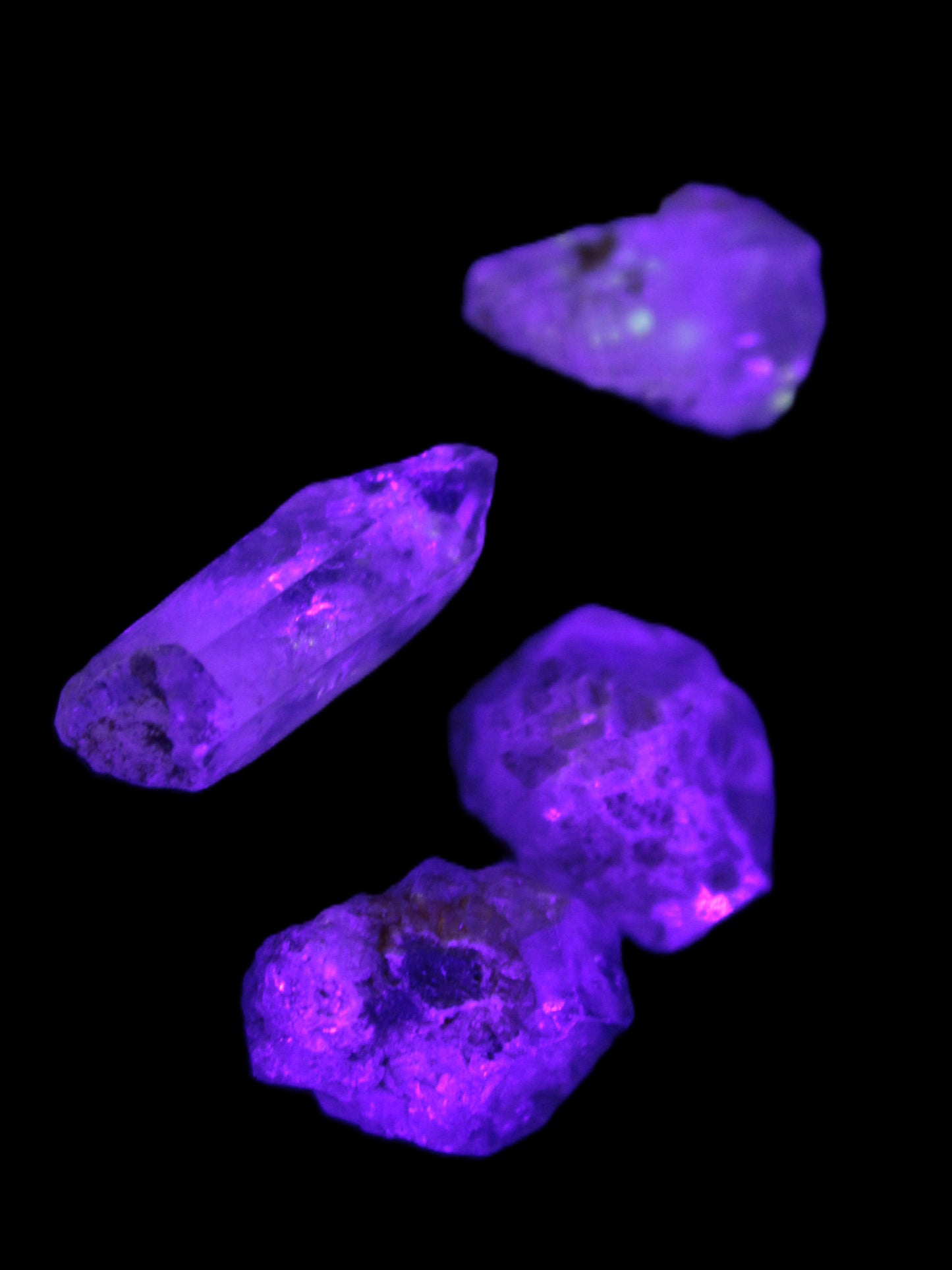 Fenster Quartz with fluorescence 4/5 crystals 5-8g in UV light