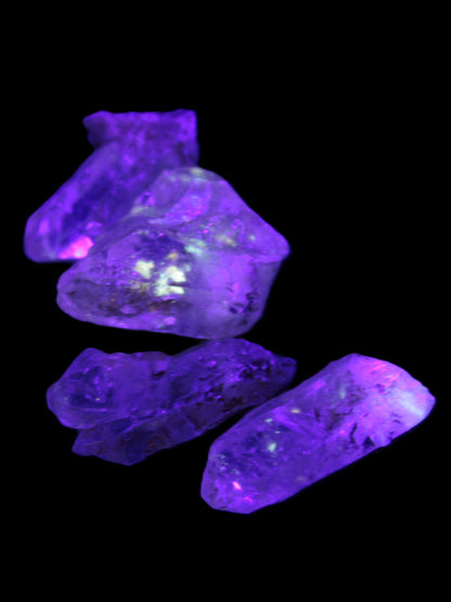 Fenster Quartz with fluorescence 4/5 crystals 5-8g in UV light