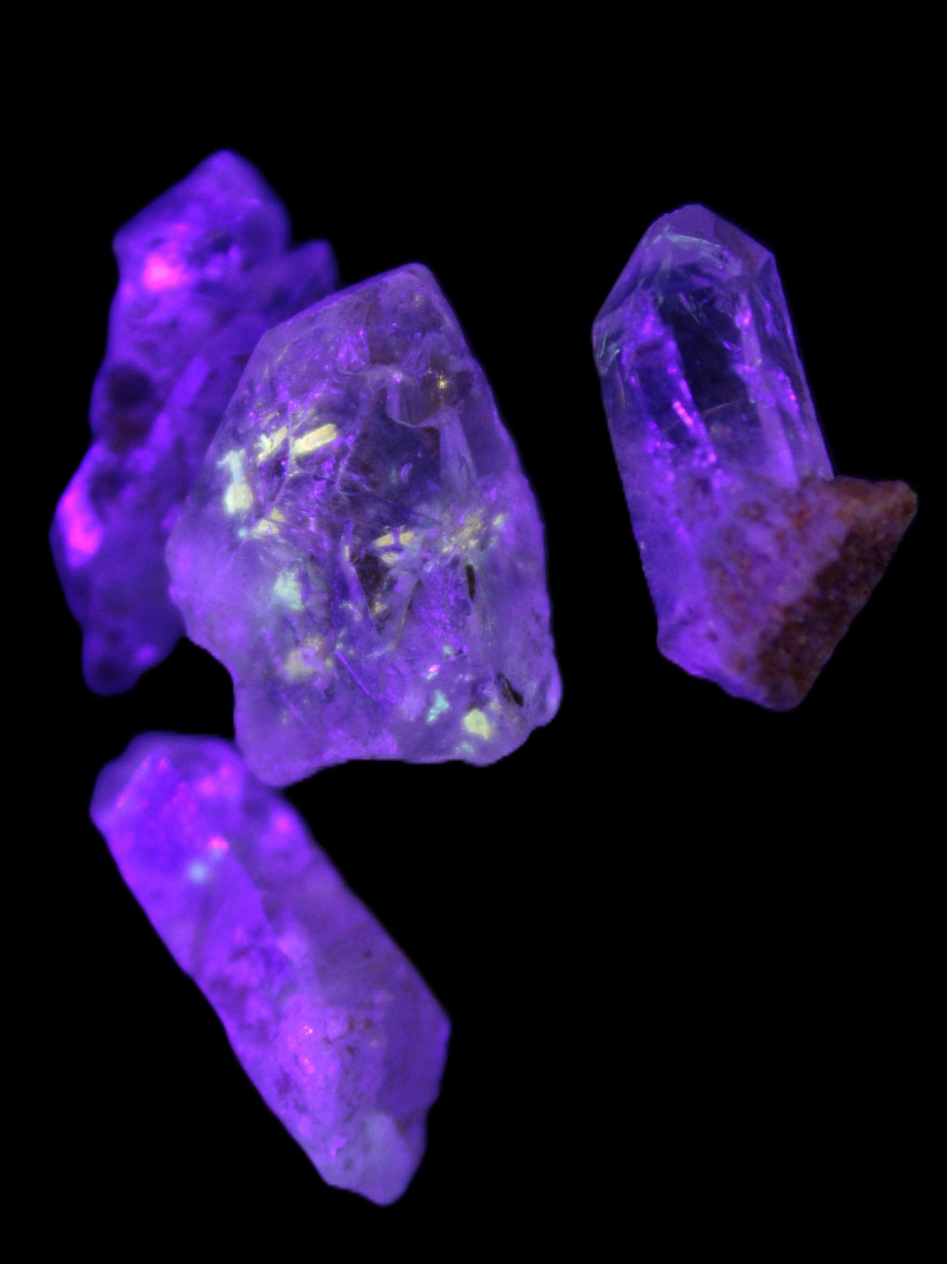 Fenster Quartz with fluorescence 4/5 crystals 5-8g in UV light