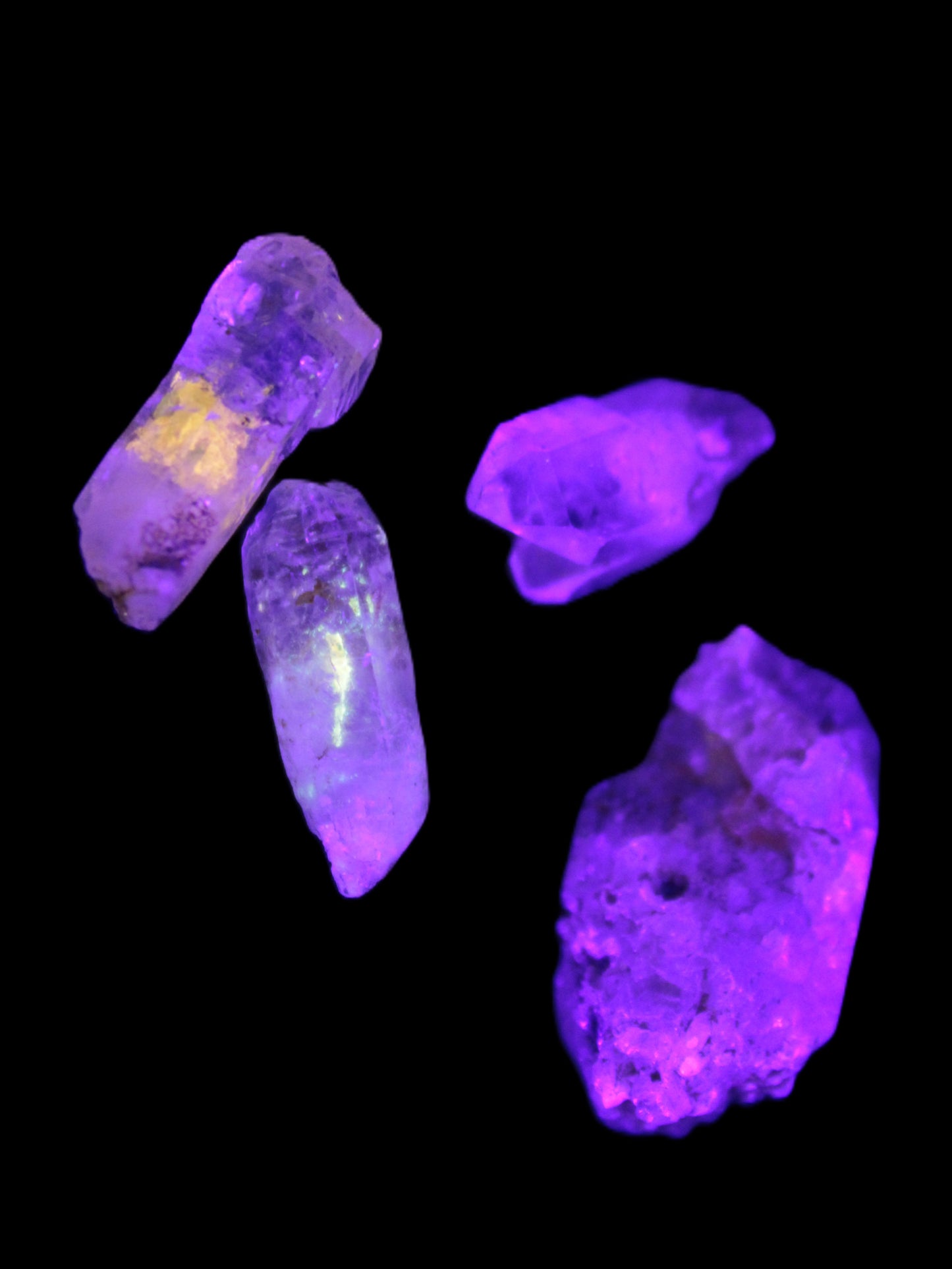 Fenster Quartz with fluorescence 4/5 crystals 5-8g in UV light