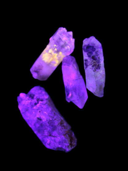 Fenster Quartz with fluorescence 4/5 crystals 5-8g in UV light