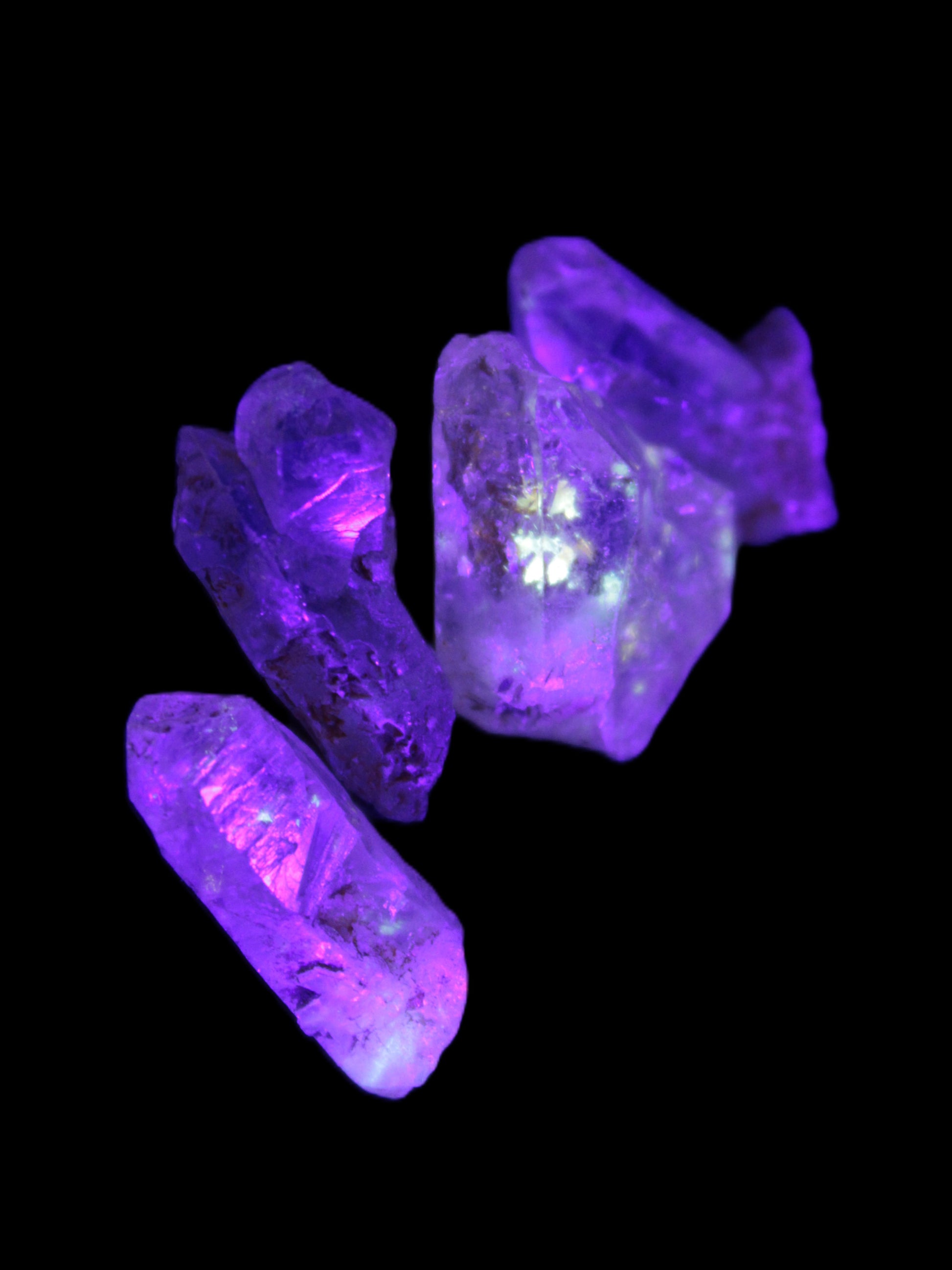 Fenster Quartz with fluorescence 4/5 crystals 5-8g in UV light