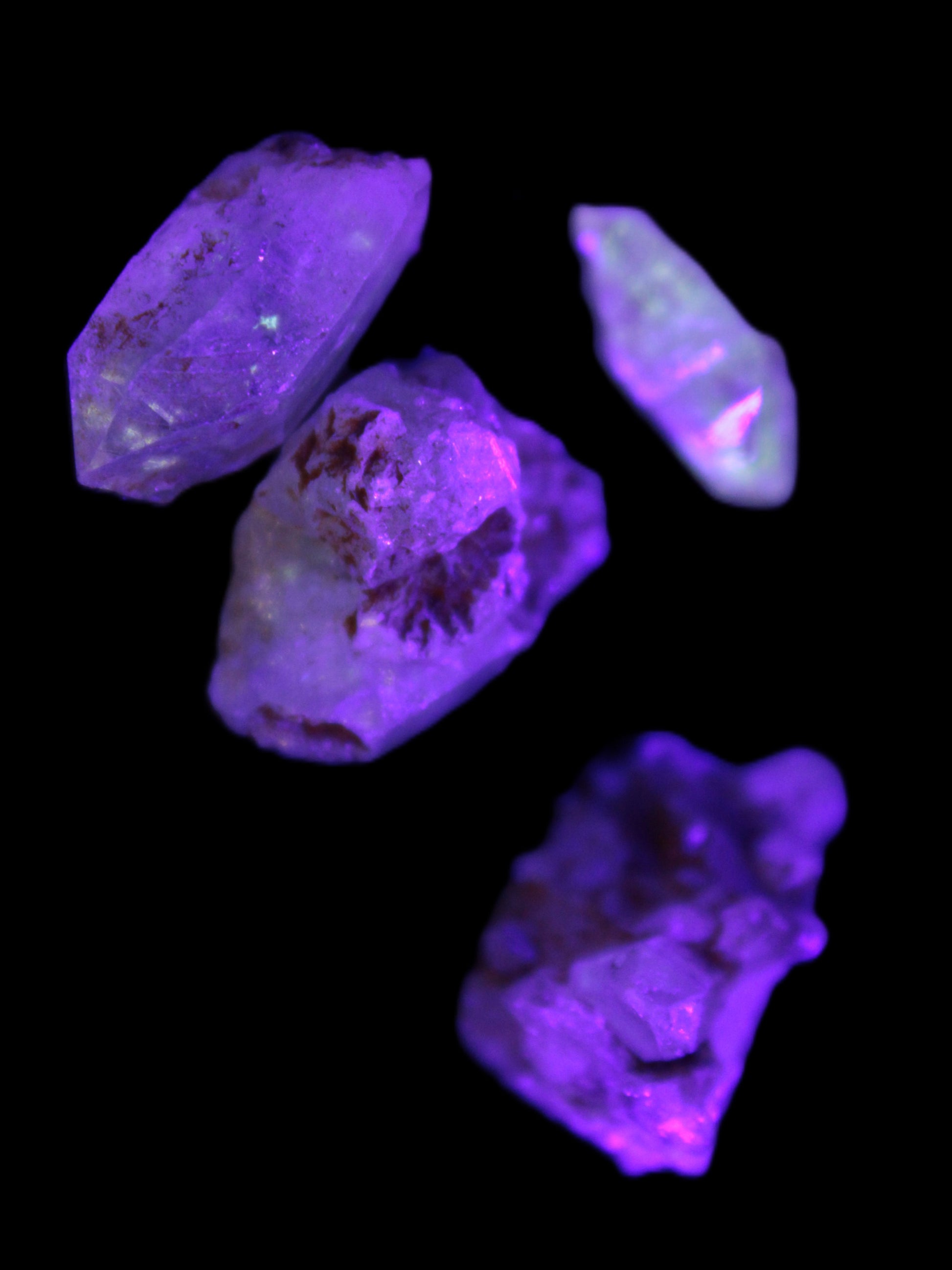 Fenster Quartz with fluorescence 4/5 crystals 5-8g in UV light