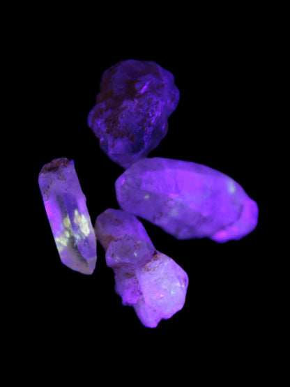 Fenster Quartz with fluorescence 4/5 crystals 5-8g in UV light