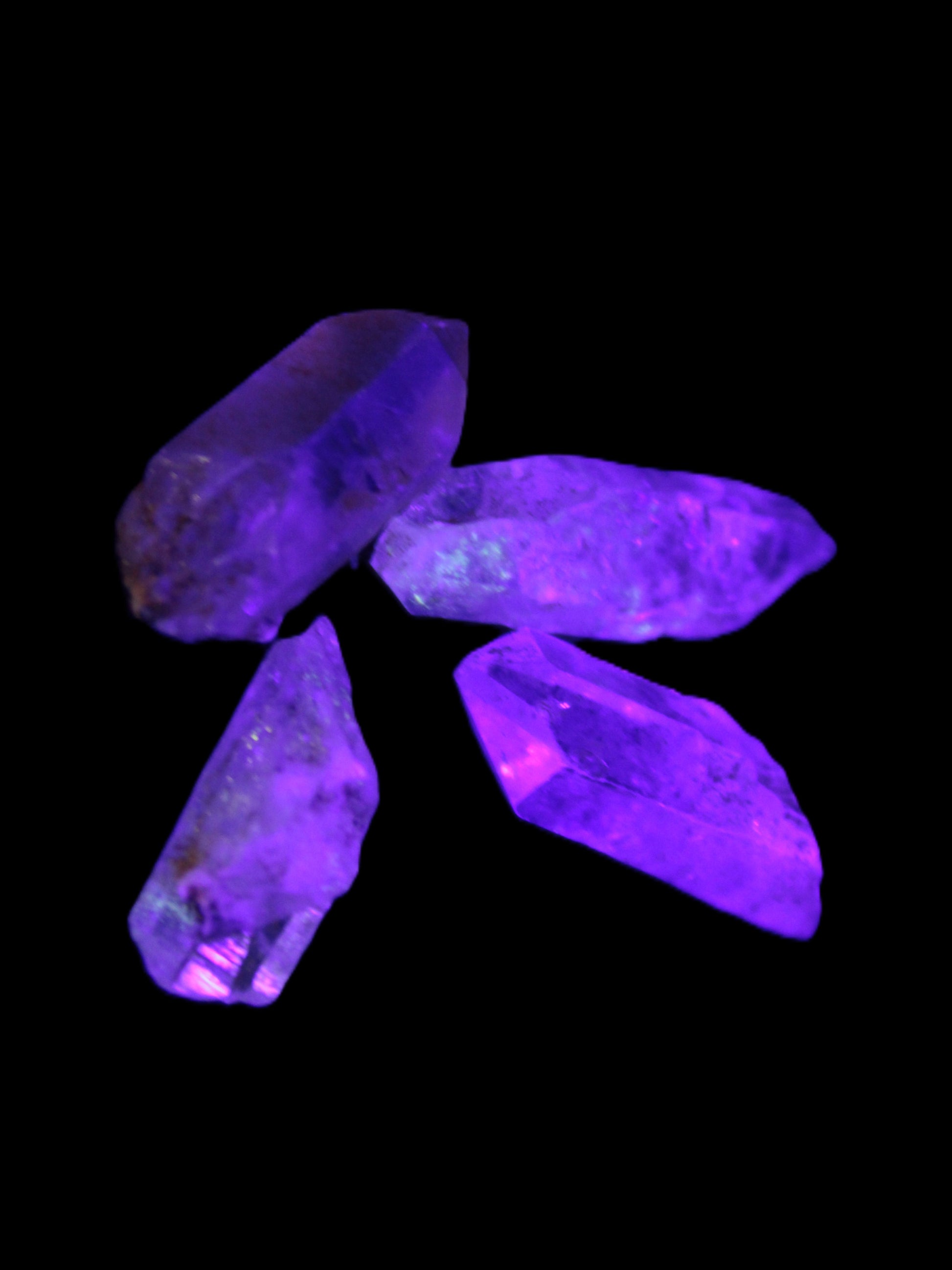 Fenster Quartz with fluorescence 4/5 crystals 5-8g in UV light