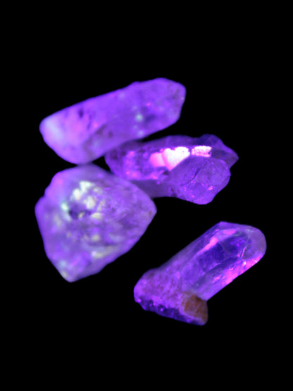 Fenster Quartz with fluorescence 4/5 crystals 5-8g in UV light