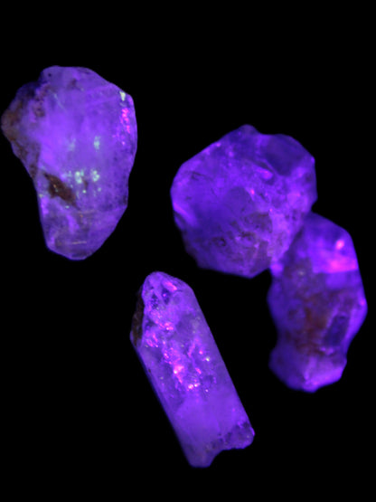 Fenster Quartz with fluorescence 4/5 crystals 5-8g in UV light