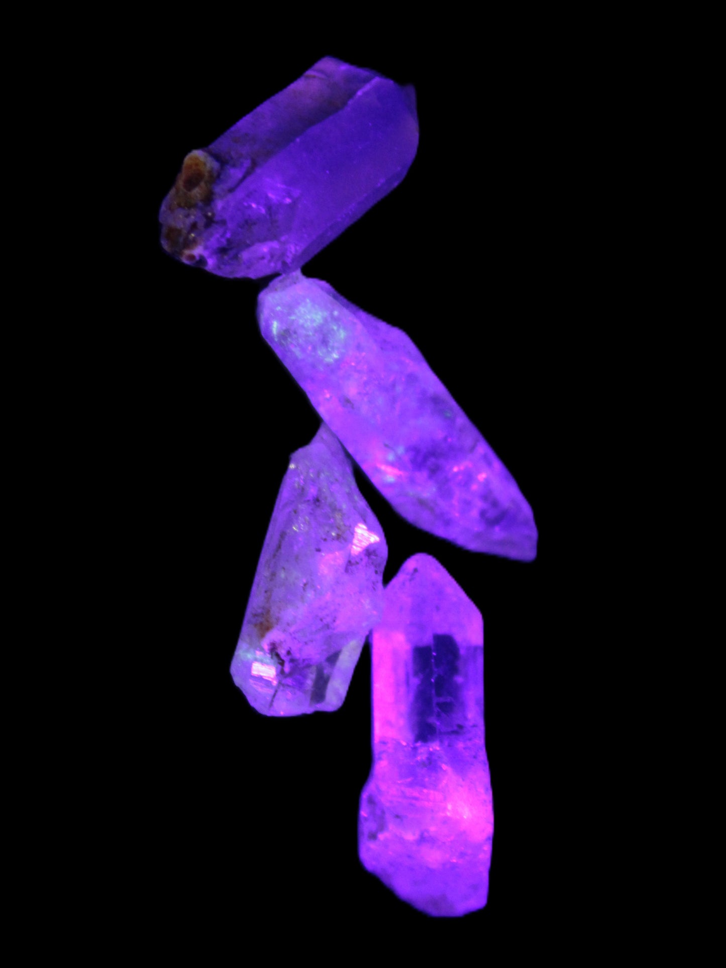 Fenster Quartz with fluorescence 4/5 crystals 5-8g in UV light