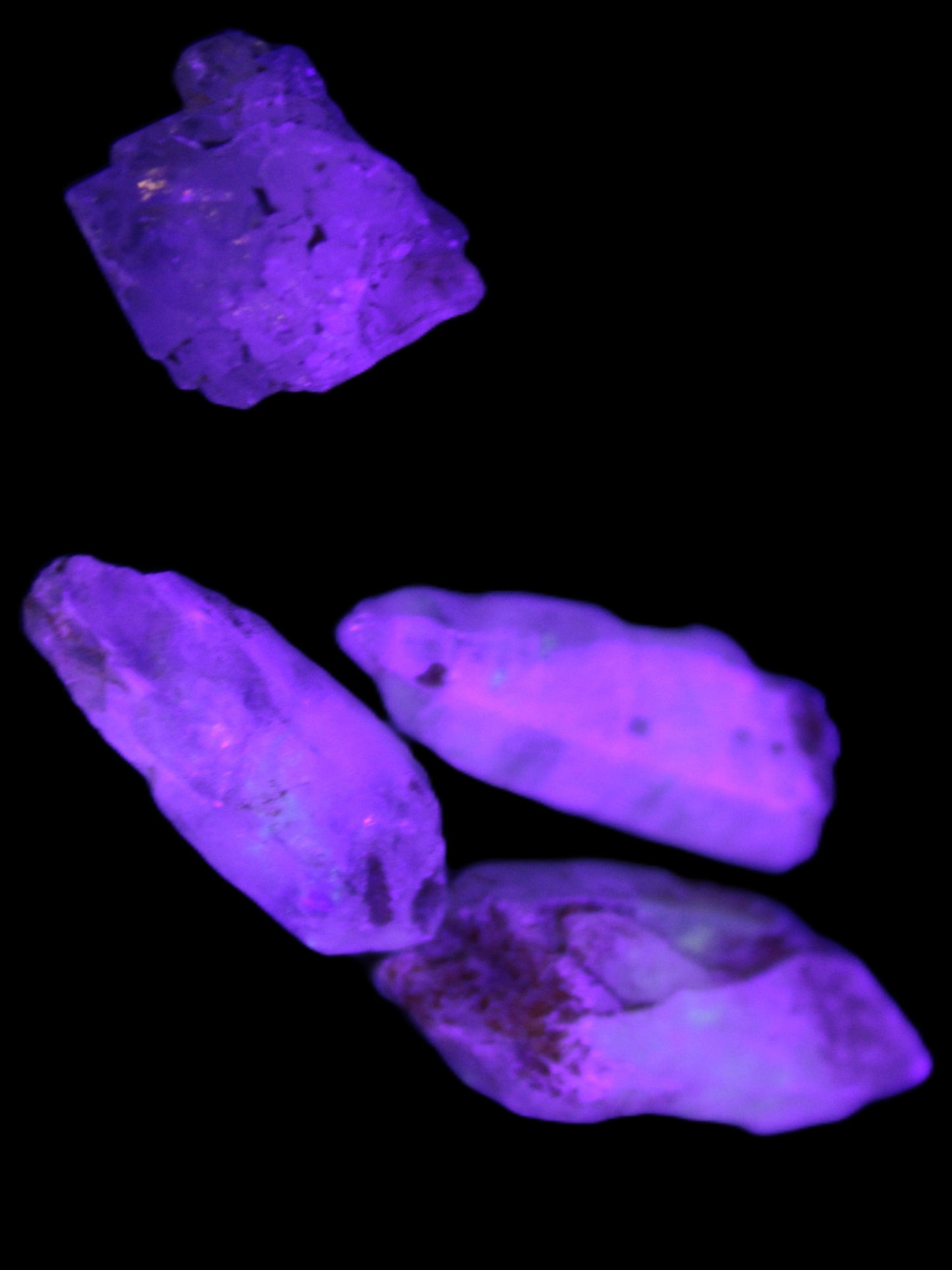 Fenster Quartz with fluorescence 4/5 crystals 5-8g in UV light