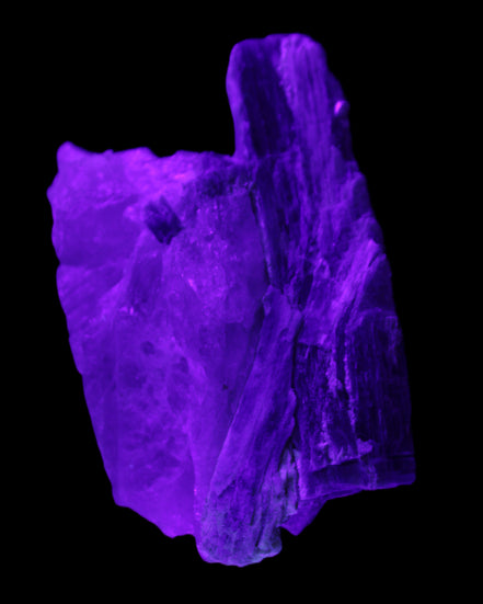 Kyanite blade cluster on Quartz 102*56*42mm 265g in UV light - Rocks and Things Store