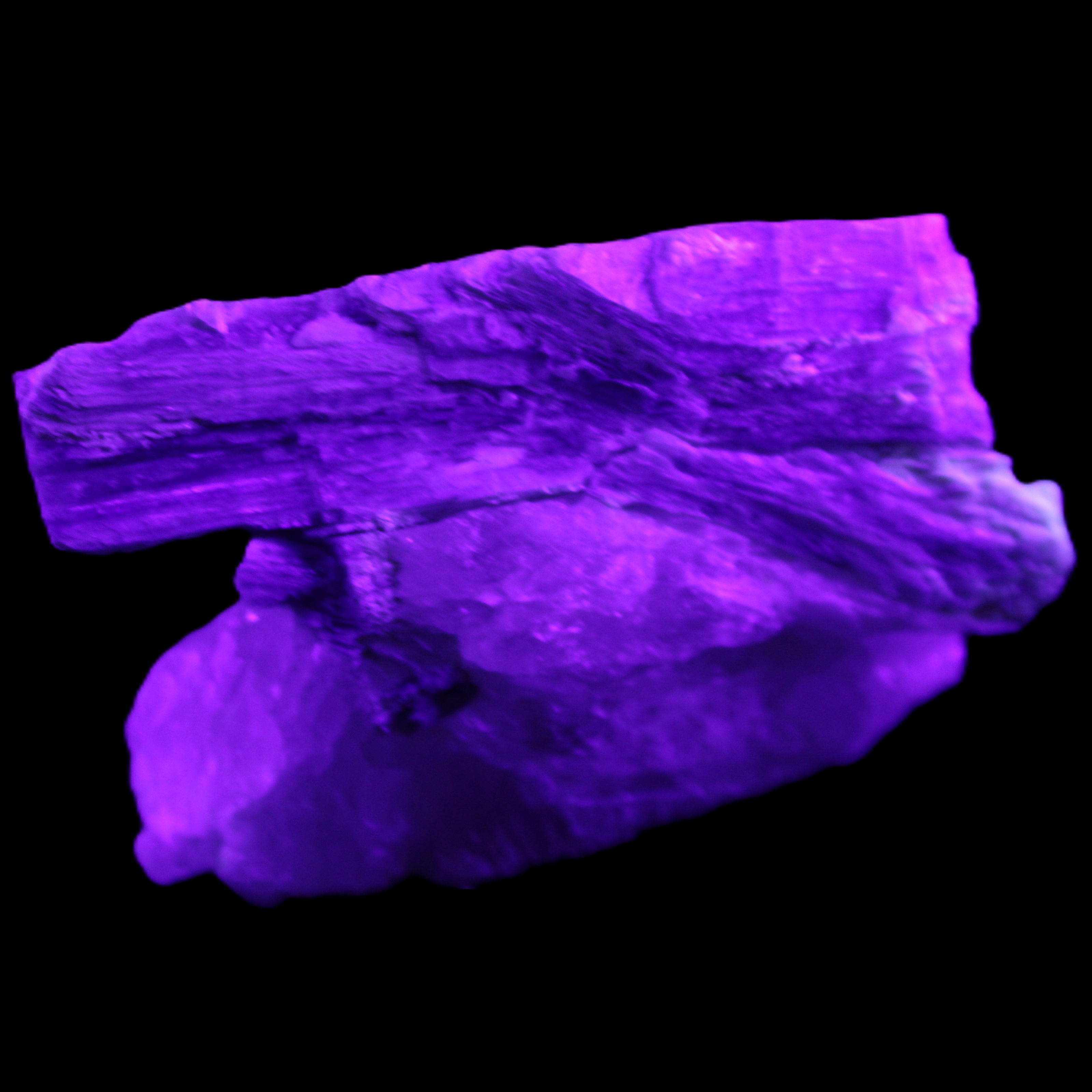 Kyanite blade cluster on Quartz 102*56*42mm 265g in UV light - Rocks and Things Store