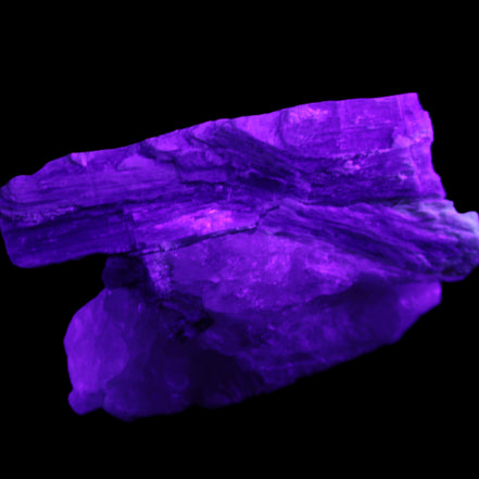 Kyanite blade cluster on Quartz 102*56*42mm 265g in UV light - Rocks and Things Store